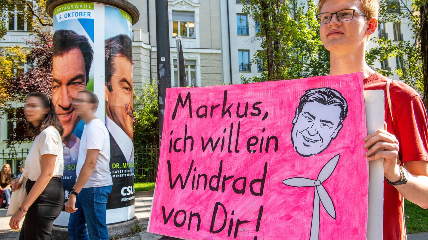 In München fordern Protestierende wie dieser den Ausbau der Windenergie von Ministerpräsident Markus Söder (CSU)