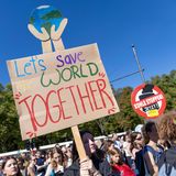 "Lass uns unsere Welt gemeinsam retten", steht auf einem Schild, und: "Kohle stoppen"
