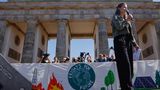 In Berlin spricht Luisa Neubauer, eine der prominentesten Stimmen von Fridays for Future