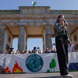 In Berlin spricht Luisa Neubauer, eine der prominentesten Stimmen von Fridays for Future