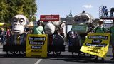 Greenpeace marschiert mit den Kostümen der drei Affen mit Fridays for Future