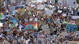 Kapitalismus-Kritik schwingt beim Protest mit: Viele Protestierende fordern auf Transparenten mehr Klimagerechtigkeit,