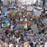 Kapitalismus-Kritik schwingt beim Protest mit: Viele Protestierende fordern auf Transparenten mehr Klimagerechtigkeit,