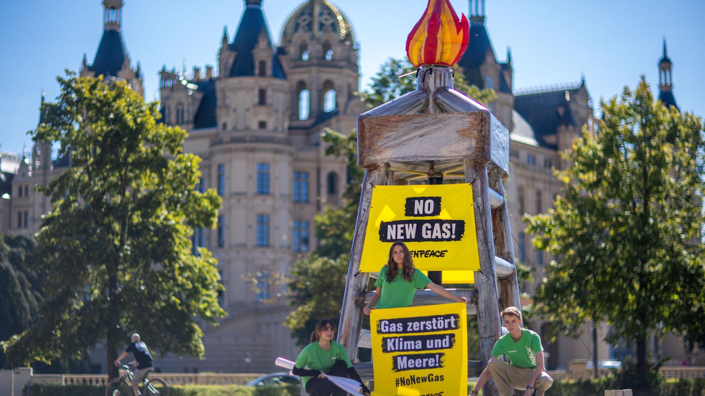 Aktivisten von Greenpeace stellten vor dem Schweriner Schloss einen symbolischen Bohrturm auf
