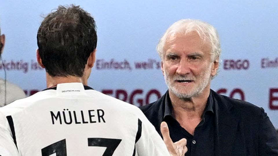 Rudi Völler (r.) saß gegen Frankreich auf der Trainerbank für den DFB und Deutschland gewann mit 2:1