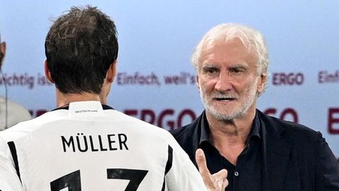 Rudi Völler (r.) saß gegen Frankreich auf der Trainerbank für den DFB und Deutschland gewann mit 2:1