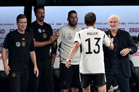 Rudi Völler (r.) saß gegen Frankreich auf der Trainerbank für den DFB und Deutschland gewann mit 2:1