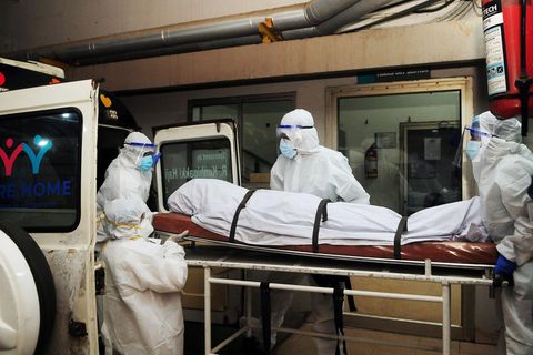 Nipah-Virus: Mitarbeiter des Krankenhauses im indischen Kozhikode schieben eines der beiden Opfer in einen Leichenwagen