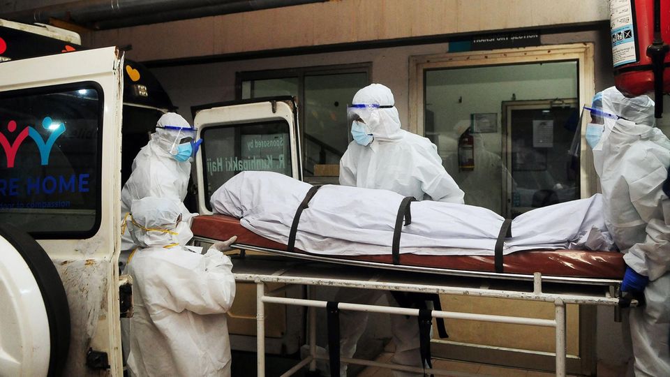 Nipah-Virus: Mitarbeiter des Krankenhauses im indischen Kozhikode schieben eines der beiden Opfer in einen Leichenwagen