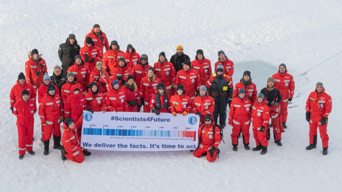 #scientists4future: Eine Forschungsgruppe in der Arktis demonstriert fürs Klima #scientists4future: Eine Forschungsgruppe in der Arktis demonstriert fürs Klima