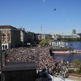 In Hamburg versammeln sich ebenfalls Tausende rund um den Jungfernstieg und die Alster.