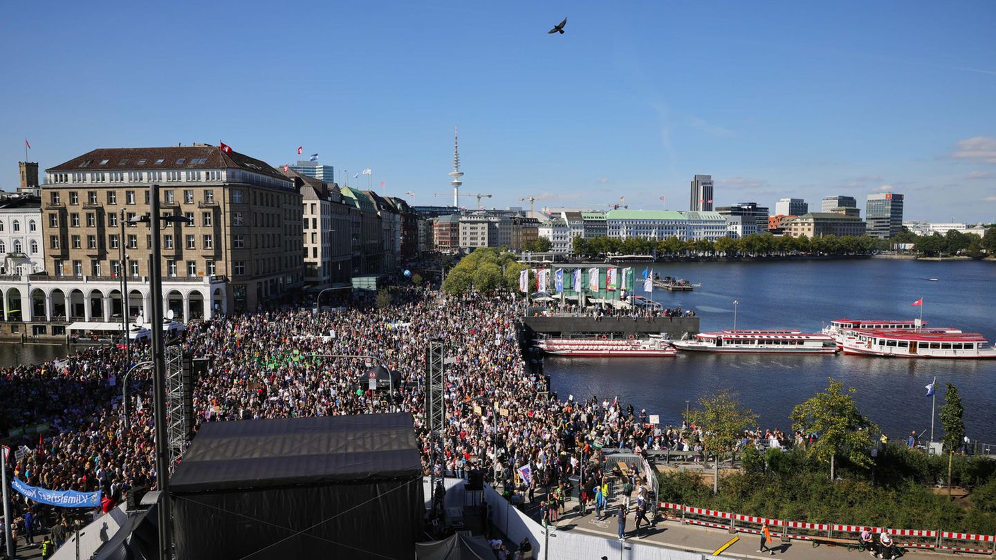 In Hamburg versammeln sich ebenfalls Tausende rund um den Jungfernstieg und die Alster. In Hamburg versammeln sich ebenfalls Tausende rund um den Jungfernstieg und die Alster.