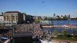 In Hamburg versammeln sich ebenfalls Tausende rund um den Jungfernstieg und die Alster.