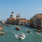Der Canal Grande ist eine der Sehenswürdigkeiten in der Lagunenstadt. Hier tummeln sich besonders tagsüber Touristenmassen, ob in Booten oder auf den Pfaden und Straßen ringsum. Eine ruhige Minute findet man hier weder auf dem Wasser noch anderswo. 