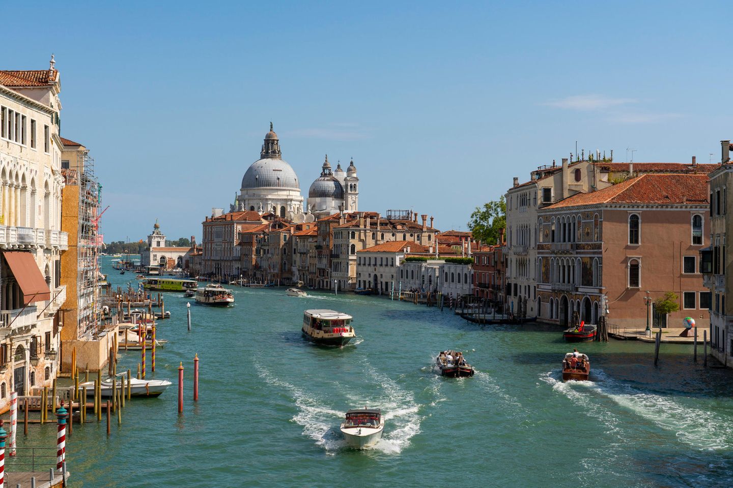 Der Canal Grande ist eine der Sehenswürdigkeiten in der Lagunenstadt. Hier tummeln sich besonders tagsüber Touristenmassen, ob in Booten oder auf den Pfaden und Straßen ringsum. Eine ruhige Minute findet man hier weder auf dem Wasser noch anderswo. 