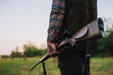 Ein Mann hält ein Gewehr in der Hand