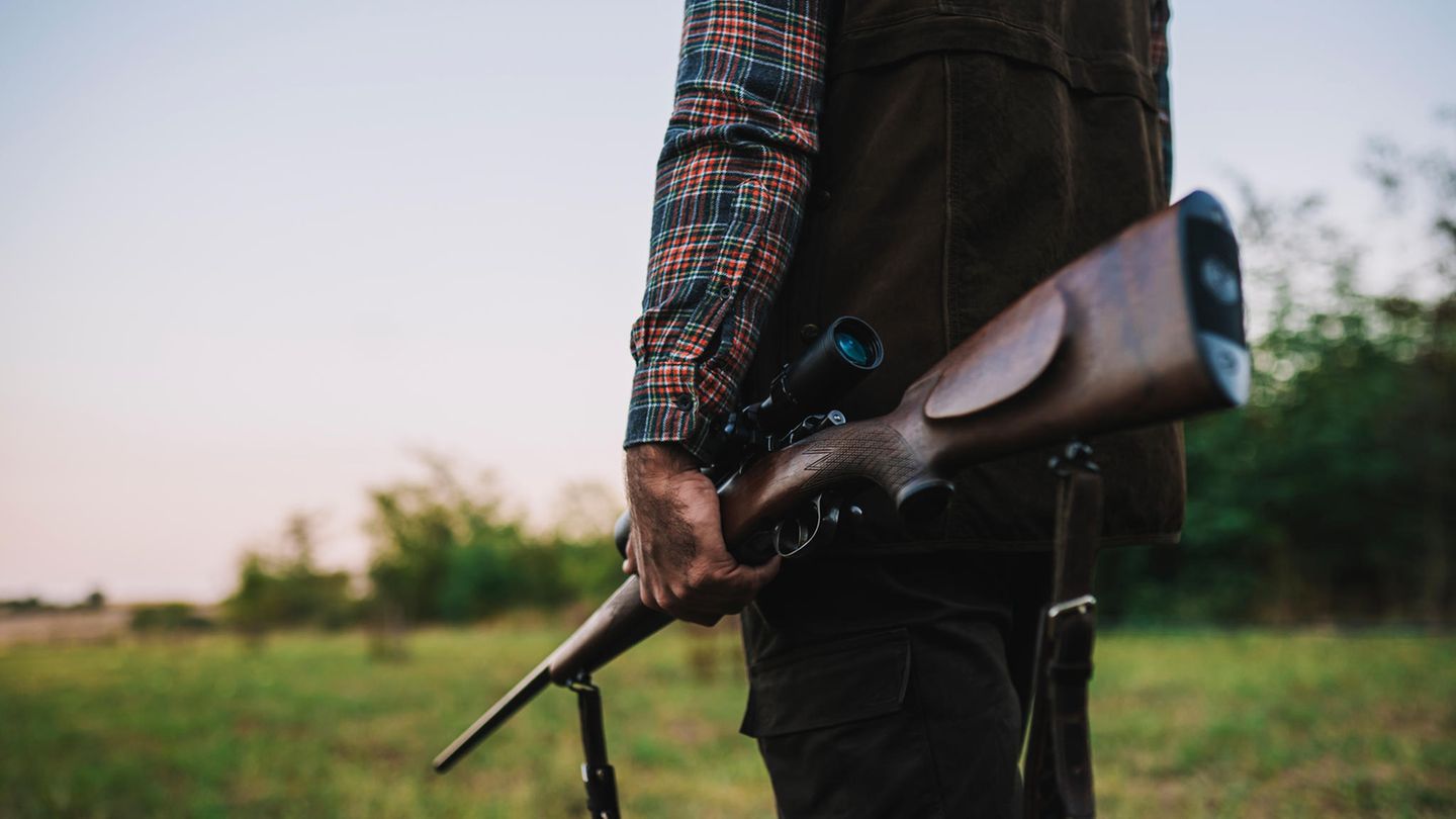 Ein Mann hält ein Gewehr in der Hand