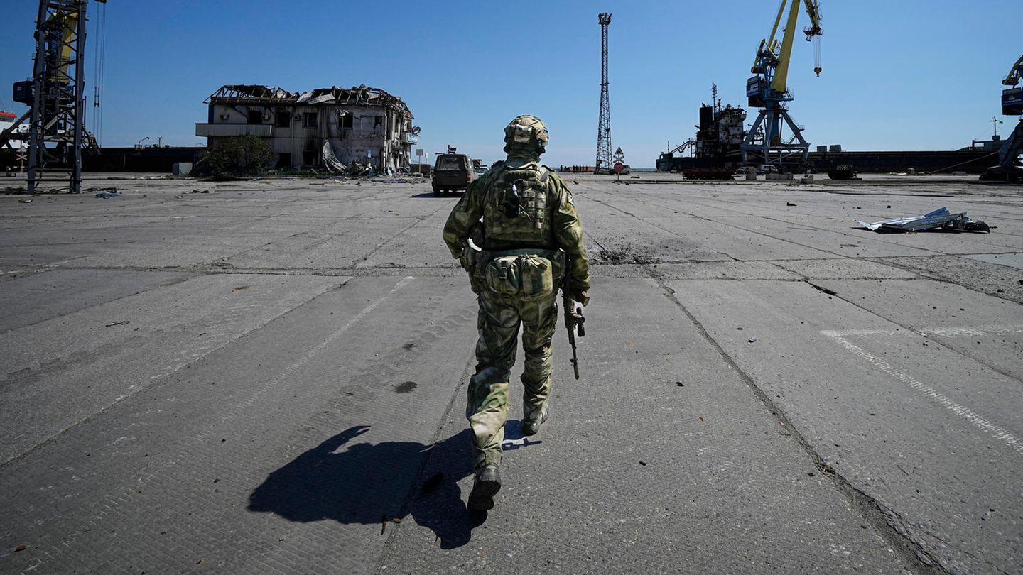 Ein russischer Soldat bei der Bewachung eines Bereichs des Mariupoler Seehafens im Frühjahr 2022 Ein russischer Soldat bei der Bewachung eines Bereichs des Mariupoler Seehafens im Frühjahr 2022