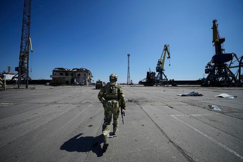 Ein russischer Soldat bei der Bewachung eines Bereichs des Mariupoler Seehafens im Frühjahr 2022
