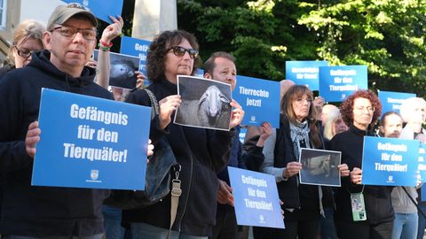 Nordrhein-Westfalen, Lünen: Tierschützer demonstrieren mit Schildern "Gefängnis für den Tierquäler!" vor dem Amtsgericht
