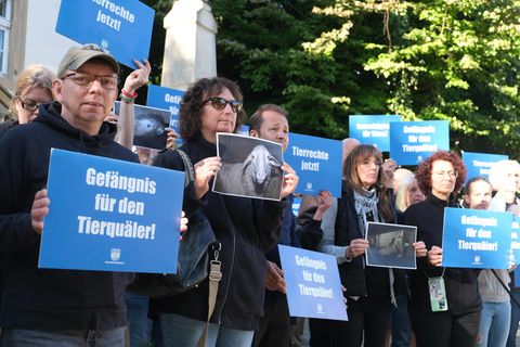 Nordrhein-Westfalen, Lünen: Tierschützer demonstrieren mit Schildern "Gefängnis für den Tierquäler!" vor dem Amtsgericht