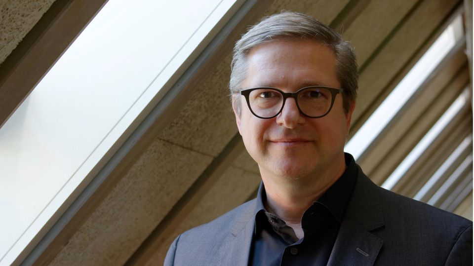 Kommunikationsdesaster: Prof. Frank Brettschneider ist Kommunikationswissenschaftler an der Universität Hohenheim. Er ist Experte für Verständlichkeitsforschung, Politische Kommunikation und Kommunikationsmanagement. Prof. Frank Brettschneider ist Kommunikationswissenschaftler an der Universität Hohenheim. Er ist Experte für Verständlichkeitsforschung, Politische Kommunikation und Kommunikationsmanagement.