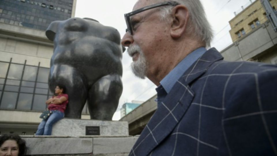 Botero 2017 vor einer seiner Skulpturen in Medellín