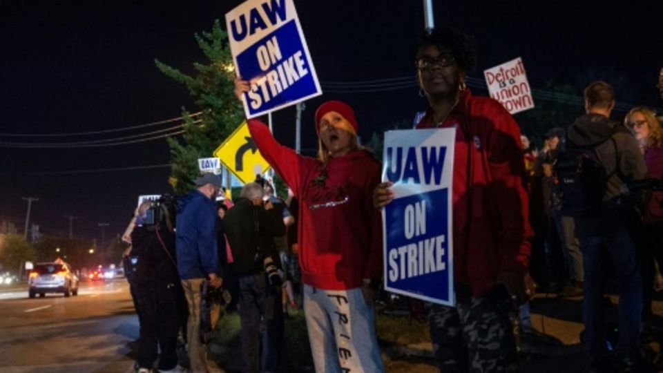 Streikende vor einem Ford-Werk in Michigan