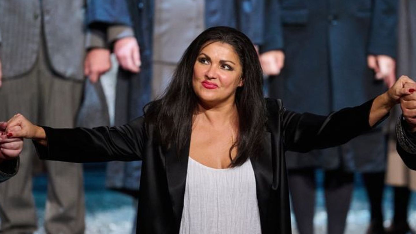 Opernsängerin Anna Netrebko beim Schlussapplaus in der Berliner Staatsoper