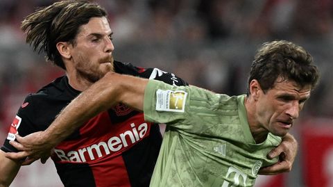 Bayer Leverkusens Jonas Hofmann (l.) und Bayern Münchens Thomas Müller