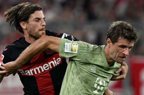 Bayer Leverkusens Jonas Hofmann (l.) und Bayern Münchens Thomas Müller