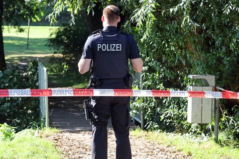 Ein Polizist sichert den abgesperrten Fundort am See Pragsdorf bei Neubrandenburg ab.