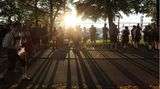 Besucher am Eingang