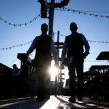 Mitarbeiter bei Sonnenaufgang