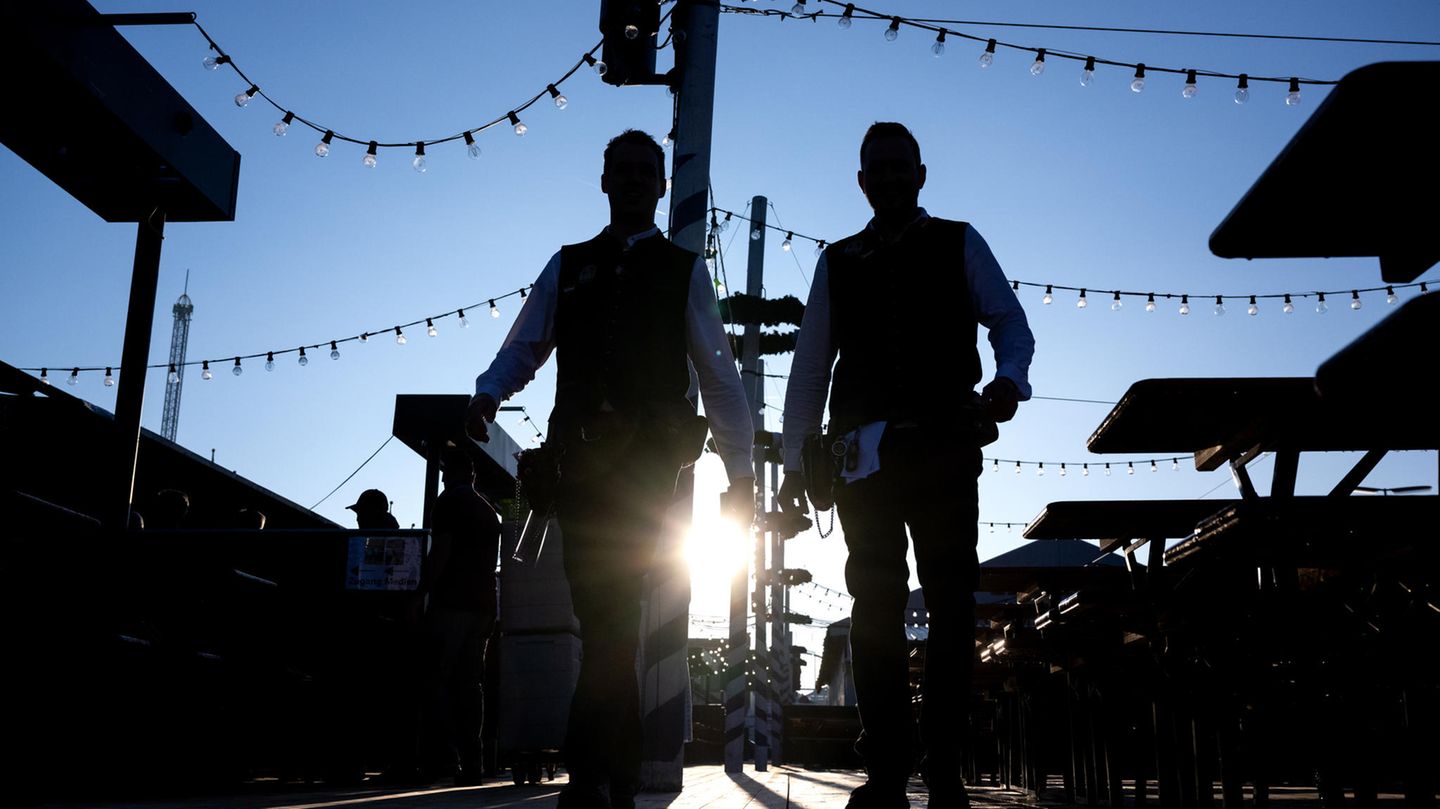 Mitarbeiter bei Sonnenaufgang