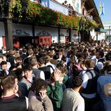 Drängeln vor dem Bierzelt