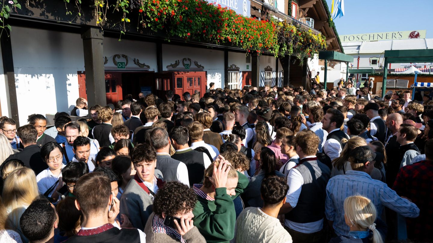 Drängeln vor dem Bierzelt