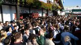 Drängeln vor dem Bierzelt