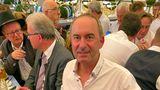 Auch Bayerns umstrittener Vize-Ministerpräsident Hubert Aiwanger sitzt im Bierzelt Schottenhammel.