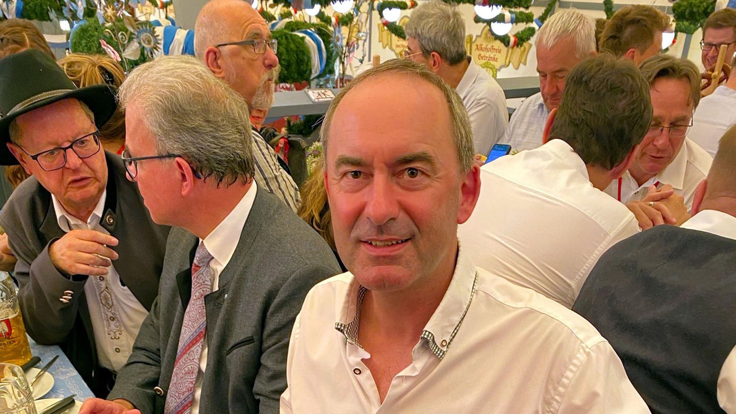 Auch Bayerns umstrittener Vize-Ministerpräsident Hubert Aiwanger sitzt im Bierzelt Schottenhammel.