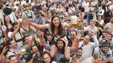 Feiern im Hofbräu-Zelt
