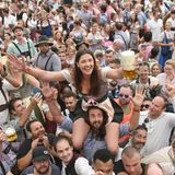 Feiern im Hofbräu-Zelt