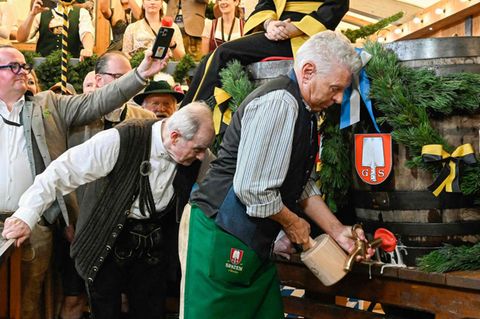 Münchens Oberbürgermeister Dieter Reiter beim traditionellen Anstich zum Start des Oktoberfests 2003
