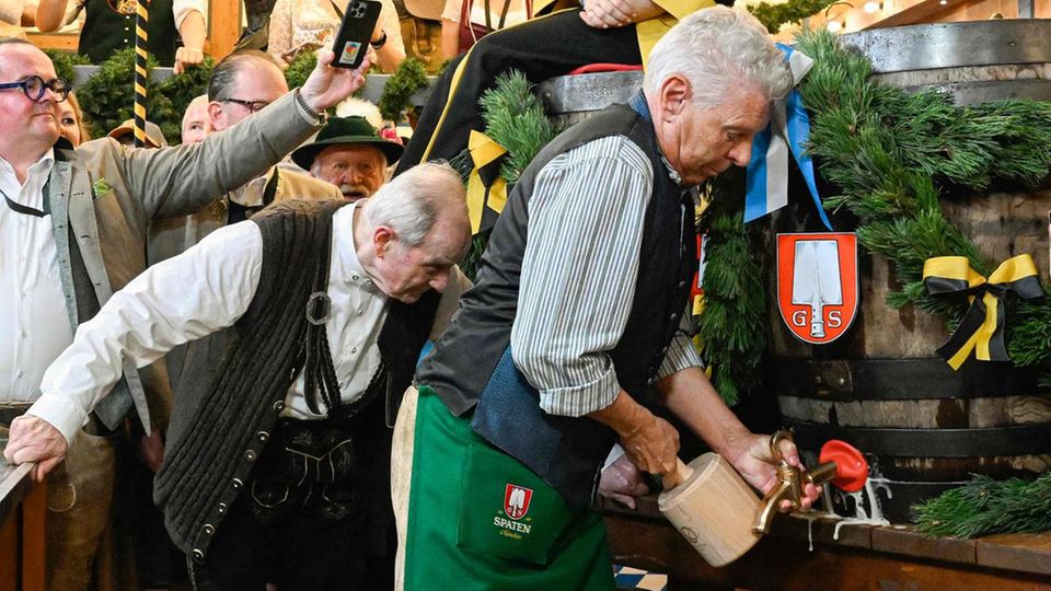Münchens Oberbürgermeister Dieter Reiter beim traditionellen Anstich zum Start des Oktoberfests 2003 Münchens Oberbürgermeister Dieter Reiter beim traditionellen Anstich zum Start des Oktoberfests 2003