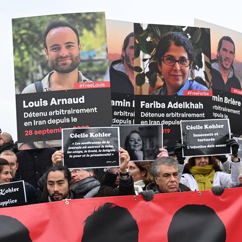 Eine Demonstration, die im Januar 2023 in Paris die Freilassung französischer Staatsbürger fordert, die im Iran inhaftiert sind