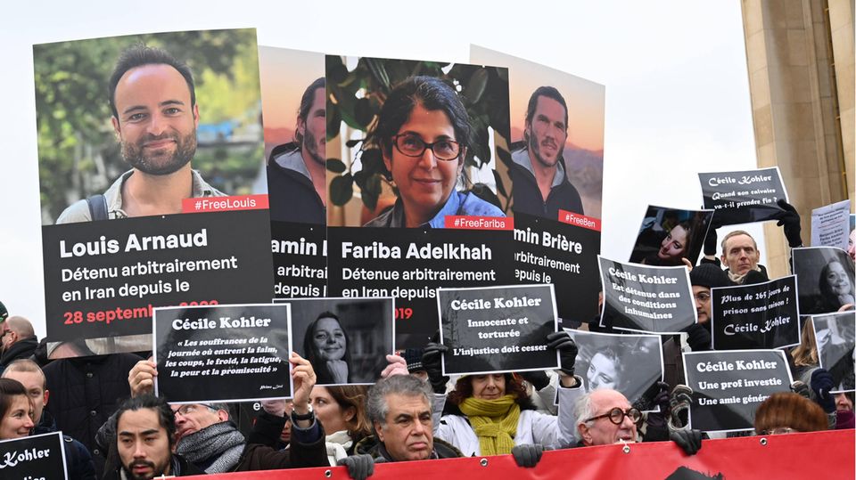 Eine Demonstration, die im Januar 2023 in Paris die Freilassung französischer Staatsbürger fordert, die im Iran inhaftiert sind