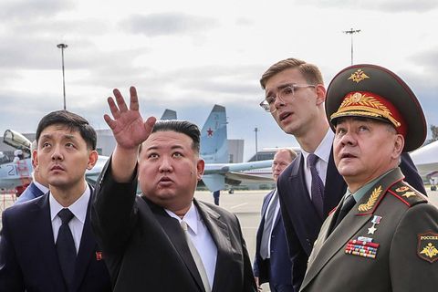 Kim Jong Un mit dem russischen Verteidigungsminister Sergej Schoigu (r.)