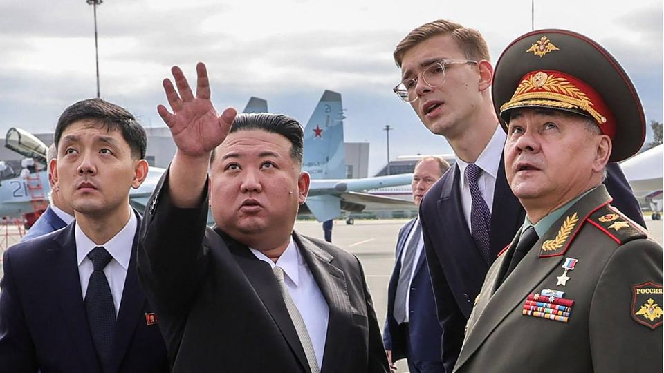Kim Jong Un mit dem russischen Verteidigungsminister Sergej Schoigu (r.)