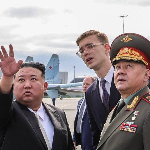 Kim Jong Un mit dem russischen Verteidigungsminister Sergej Schoigu (r.)