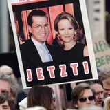 Nach Guttenbergs Demission als Verteidigungsminister gab es Solidaritäts-Demonstrationen für den CSU-Politiker. Die Verehrung war so groß, dass nicht immer klar war, ob das alles ernst gemeint war. Dieses Plakat war in jedem Fall Satire. Es stammt von Gegendemonstranten, die sich am 5. März 2011 parallel zu einer Solidaritätsveranstaltung versammelt hatten.